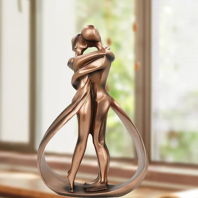 🔥Valentine's Day 🔥Romantic lovers embrace statue